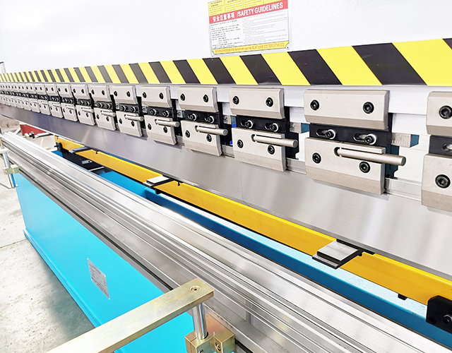 Freno de prensa de metal de doblado de 200ton 4000mm en la industria