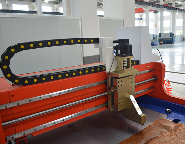 Máquina de ranuramiento de pórtico CNC automático de servo Drive para hojas grandes